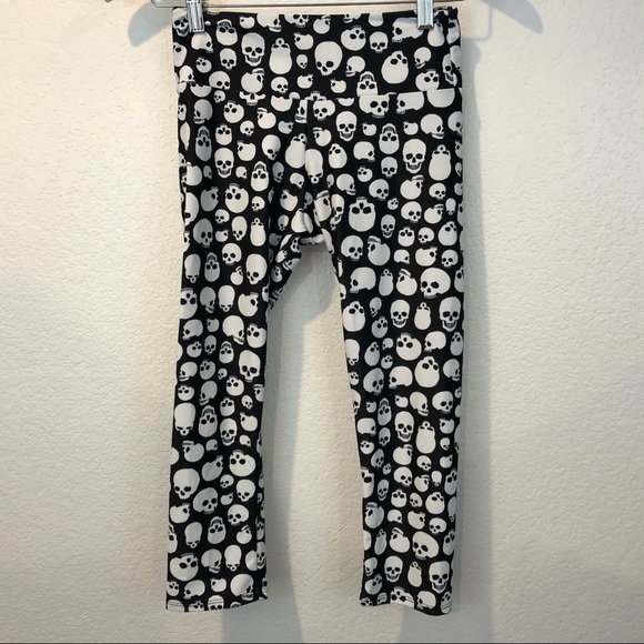 Onzie Skull Print High Basic Capri Leggings - Picture 15 of 16